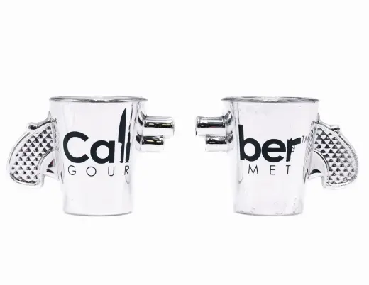 Panákovky Revolver Caliber Gourmet o objemu 50 ml jsou perfektním dárkem pro milovníky zbraní. 2 kusy v balení.